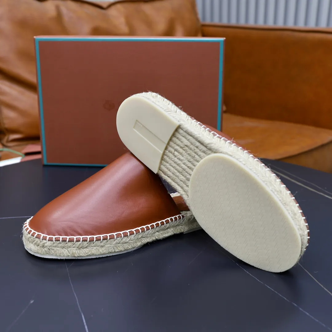 Men's Men's Shoes💰540💰Loro piana Naha Men's Slippers This fashionable sandal is crafted from smooth cow leather and has interlaced straps for a modern three-dimensional texture. Lightweight yet strong, smooth leather balances modern appeal with time-honored quality. Viewed from every angle, the embossed and polished appearance shows meticulous craftsmanship. Ergonomically cushioned insole, covered with nappa leather, with matching upper and natural polished sole. Cowhide upper + rubber outsole Size: 38-44 (customized for 45-46)